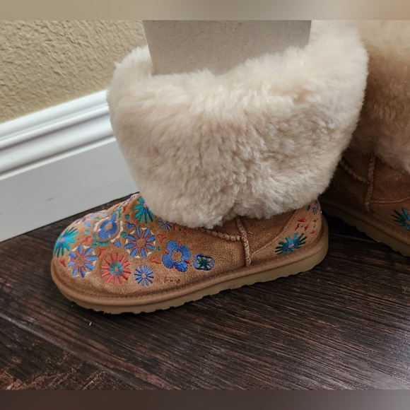 Ugg Embroidered Mini Boots with Fur Size 6 - Picture 4 of 8